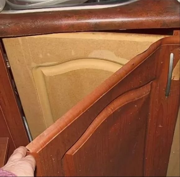 Отслоившаяся плёнка на кухонном фасаде